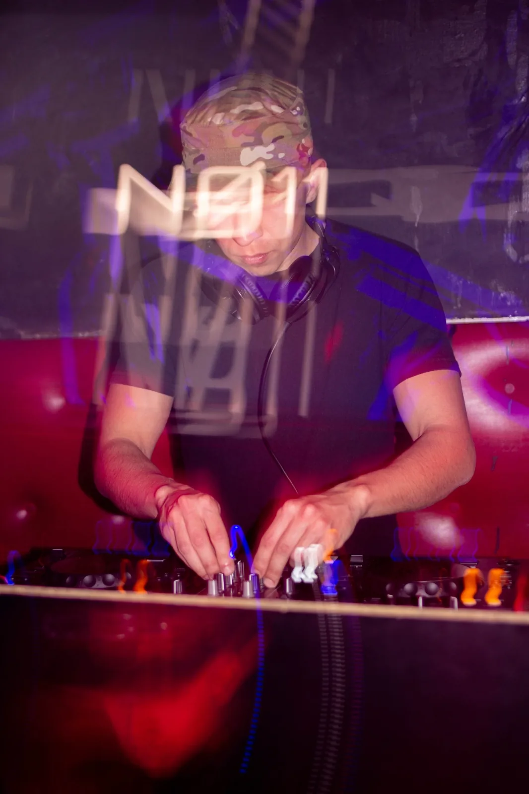 N01111 en cabina, con el nombre proyectado sobre la escena